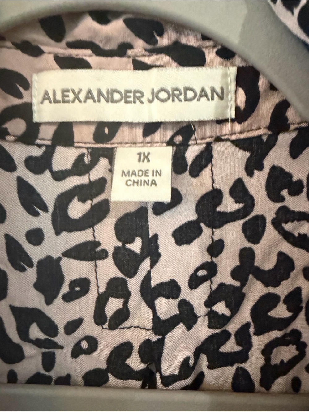 Alexander Jordan animal print flowy blouse. Size 1X. - Picture 3 of 4